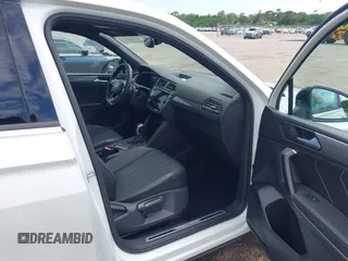 2022 Volkswagen Tiguan SE R-Line Black z VIN 3VVCB7AX8NM105497, wystawiony jako IAAI lot #42506294 z przebiegiem 29 821 mil mil oraz . Historia ofert i sprzedaży dostępna na DreamBid. Obrazek 5.