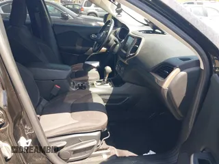 2017 Jeep Cherokee Latitude z VIN 1C4PJLCB1HW596240, wystawiony jako IAAI lot #42092862 z przebiegiem 105 087 mil mil oraz . Historia ofert i sprzedaży dostępna na DreamBid. Obrazek 5.