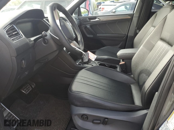 2022 Volkswagen Tiguan SE R-Line Black z VIN 3VV8B7AX9NM041704, wystawiony jako Copart lot #56583275 z przebiegiem 42 996 mil mil oraz Szkoda całkowita • Salvage title. Historia ofert i sprzedaży dostępna na DreamBid. Obrazek 7.