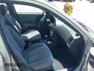 2004 Hyundai Elantra GLS z VIN KMHDN46D74U781436, wystawiony jako IAAI lot #42260519 z przebiegiem 132 943 mil mil oraz . Historia ofert i sprzedaży dostępna na DreamBid. Obrazek 5.