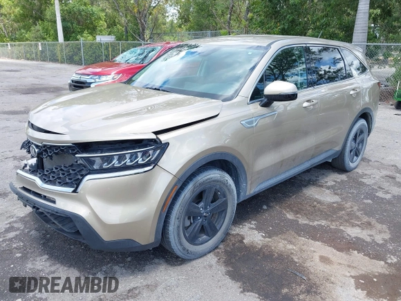 2021 Kia Sorento LX z VIN 5XYRG4LC3MG005807, wystawiony jako IAAI lot #42204914 z przebiegiem 51 628 mil mil oraz . Historia ofert i sprzedaży dostępna na DreamBid. Obrazek 2.