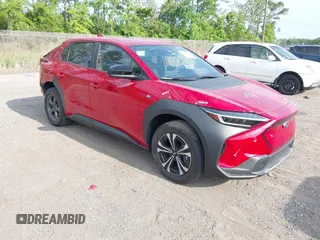 2023 Toyota bZ4X XLE z VIN JTMABABA7PA027663, wystawiony jako IAAI lot #42219639 z przebiegiem 10 056 mil mil oraz . Historia ofert i sprzedaży dostępna na DreamBid. Obrazek 1.