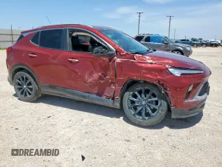 2024 Buick Encore GX Sport Touring z VIN KL4AMDSL6RB001060, wystawiony jako Copart lot #58602165 z przebiegiem 52 166 mil mil oraz Szkoda całkowita • Salvage title. Historia ofert i sprzedaży dostępna na DreamBid. Obrazek 4.