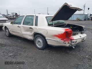 1996 Lincoln Town Car Cartier z VIN 1LNLM83WXTY652495, wystawiony jako IAAI lot #41538281 z przebiegiem 221 804 mil mil oraz . Historia ofert i sprzedaży dostępna na DreamBid. Obrazek 3.
