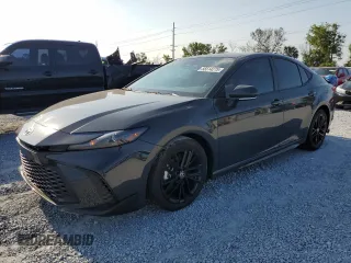 2025 Toyota Camry LE z VIN 4T1DAACK1SU100987, wystawiony jako Copart lot #56514275 z przebiegiem 3 979 mil mil oraz Szkoda całkowita • Salvage title. Historia ofert i sprzedaży dostępna na DreamBid. Obrazek 1.