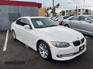 2013 BMW 3 Series 328i xDrive z VIN WBAKF5C54DE657918, wystawiony jako Copart lot #56227265 z przebiegiem 137 211 mil mil oraz Szkoda całkowita • Salvage title. Historia ofert i sprzedaży dostępna na DreamBid. Obrazek 1.