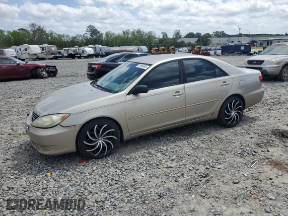 2005 Toyota Camry STD z VIN 4T1BE32K85U098314, wystawiony jako Copart lot #51684685 z przebiegiem 232 792 mil mil oraz Szkoda całkowita • Salvage title. Historia ofert i sprzedaży dostępna na DreamBid. Obrazek 1.
