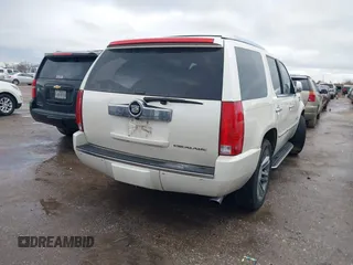 2008 Cadillac Escalade with VIN 1GYEC63878R219699, listed as a IAAI auction lot 41474186 with 214,080 mi miles. Bid and sale history available at carsss.com. Image 4.