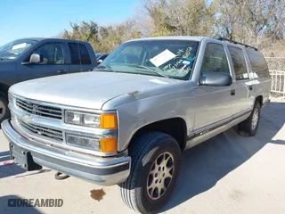 1997 Chevrolet Suburban with VIN 3GNFK16R6VG186072, listed as a IAAI auction lot 41373166 with 275,290 mi miles. Bid and sale history available at carsss.com. Image 6.