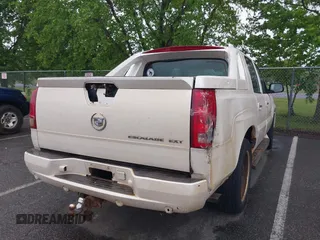 2006 Cadillac Escalade EXT z VIN 3GYEK62N76G203171, wystawiony jako IAAI lot #42322569 z przebiegiem 281 195 mil mil oraz . Historia ofert i sprzedaży dostępna na DreamBid. Obrazek 12.