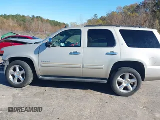 2013 Chevrolet Tahoe LT z VIN 1GNSCBE05DR378859, wystawiony jako IAAI lot #41074700 z przebiegiem 184 925 mil mil oraz . Historia ofert i sprzedaży dostępna na DreamBid. Obrazek 15.