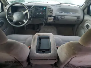 1996 Chevrolet Suburban z VIN 3GNFK16R7TG124404, wystawiony jako Copart lot #77361264 z przebiegiem 256 935 mil mil oraz Szkoda całkowita • Salvage title. Historia ofert i sprzedaży dostępna na DreamBid. Obrazek 8.