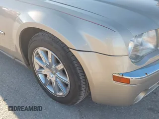 2008 Chrysler 300 C Hemi z VIN 2C3KA63H38H158001, wystawiony jako IAAI lot #41097749 z przebiegiem Nie podano mil oraz . Historia ofert i sprzedaży dostępna na DreamBid. Obrazek 14.