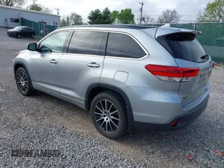 2018 Toyota Highlander SE z VIN 5TDJZRFHXJS800427, wystawiony jako IAAI lot #41902639 z przebiegiem 88 140 mil mil oraz . Historia ofert i sprzedaży dostępna na DreamBid. Obrazek 3.