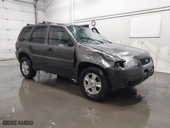 2004 Ford Escape XLT with VIN 1FMCU93174KB67570, listed as a IAAI auction lot 41228124 with 160,176 mi miles. Bid and sale history available at carsss.com. Image 1.