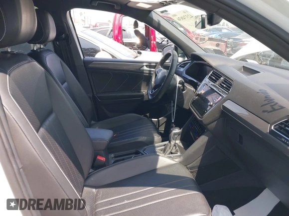 2022 Volkswagen Tiguan SE R-Line Black z VIN 3VVCB7AX1NM078210, wystawiony jako IAAI lot #42374836 z przebiegiem 37 774 mil mil oraz . Historia ofert i sprzedaży dostępna na DreamBid. Obrazek 5.