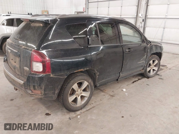 2017 Jeep Compass Latitude z VIN 1C4NJDEB7HD153516, wystawiony jako IAAI lot #41218713 z przebiegiem 132 234 mil mil oraz . Historia ofert i sprzedaży dostępna na DreamBid. Obrazek 4.