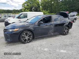2018 Toyota Camry LE z VIN 4T1B11HK3JU079543, wystawiony jako Copart lot #64873505 z przebiegiem 225 352 mil mil oraz Czysty tytuł • Clean title. Historia ofert i sprzedaży dostępna na DreamBid. Obrazek 1.