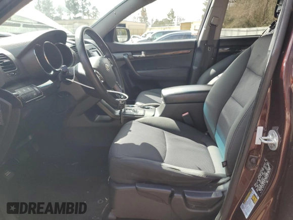 2012 Kia Sorento LX z VIN 5XYKT4A12CG253639, wystawiony jako Copart lot #47832195 z przebiegiem 269 418 mil mil oraz Szkoda całkowita • Salvage title. Historia ofert i sprzedaży dostępna na DreamBid. Obrazek 7.