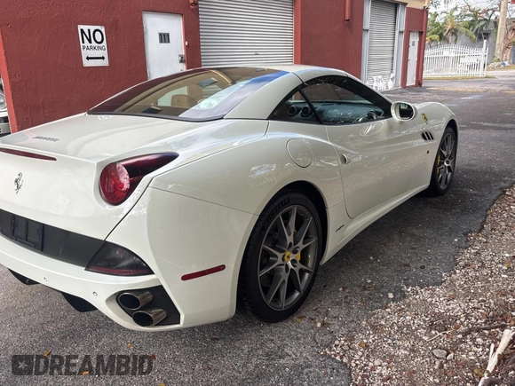 2012 Ferrari California z VIN ZFF65LJA7C0182905, wystawiony jako Copart lot #85893364 z przebiegiem 51 766 mil mil oraz Czysty tytuł • Clean title. Historia ofert i sprzedaży dostępna na DreamBid. Obrazek 4.