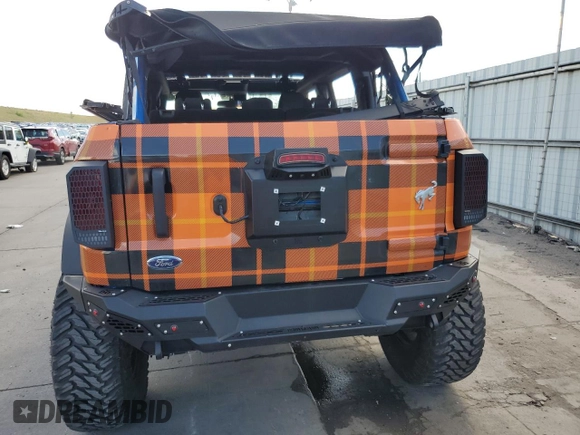 2021 Ford Bronco z VIN 1FMEE5BP9MLA70790, wystawiony jako Copart lot #61759644 z przebiegiem 2 741 mil mil oraz Szkoda całkowita • Salvage title. Historia ofert i sprzedaży dostępna na DreamBid. Obrazek 6.