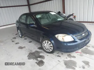 2010 Chevrolet Cobalt 1LT z VIN 1G1AD5F56A7166730, wystawiony jako IAAI lot #42320943 z przebiegiem 163 383 mil mil oraz . Historia ofert i sprzedaży dostępna na DreamBid. Obrazek 1.