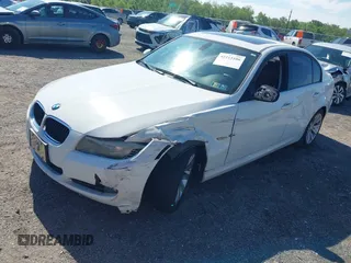 2011 BMW 3 Series 328i z VIN WBAPH5C55BF093784, wystawiony jako IAAI lot #42215106 z przebiegiem 119 577 mil mil oraz . Historia ofert i sprzedaży dostępna na DreamBid. Obrazek 2.