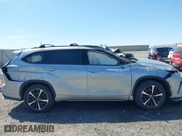 2022 Toyota Highlander XSE with VIN 5TDJZRAH8NS112035, listed as a IAAI auction lot 41840559 with 19,647 mi miles and . Bid and sale history available at DreamBid. Image 12.