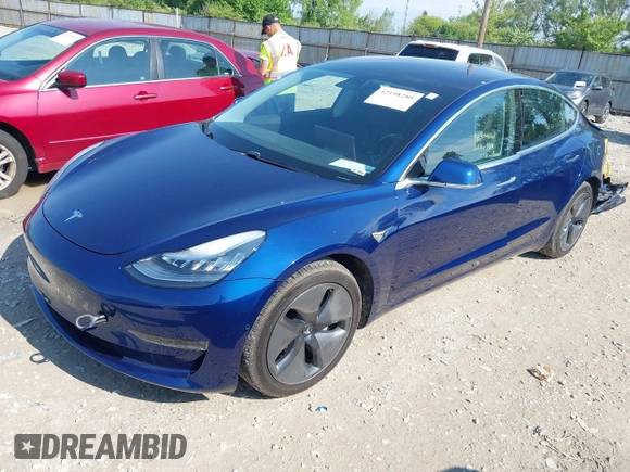 2018 Tesla Model 3 Long Range Battery z VIN 5YJ3E1EB0JF064945, wystawiony jako IAAI lot #42198286 z przebiegiem 35 112 mil mil oraz . Historia ofert i sprzedaży dostępna na DreamBid. Obrazek 2.