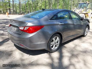 2013 Hyundai Sonata SE with VIN 5NPEC4AC1DH615985, listed as a IAAI auction lot 42070601 with 136,435 mi miles. Bid and sale history available at carsss.com. Image 4.
