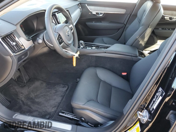 2023 Volvo S90 Plus z VIN LVY062MN0PP351307, wystawiony jako Copart lot #40932624 z przebiegiem 6 018 mil mil oraz . Historia ofert i sprzedaży dostępna na DreamBid. Obrazek 7.
