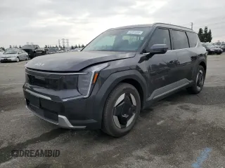 2024 Kia EV9 Wind z VIN KNDAFFS58R6042585, wystawiony jako Copart lot #42991655 z przebiegiem 2880 mil mil oraz Szkody całkowita. Historia ofert i sprzedaży dostępna na DreamBid. Obrazek 1.