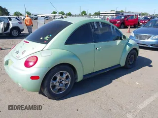 2002 Volkswagen Beetle GLS z VIN 3VWCK21C02M440356, wystawiony jako IAAI lot #42323403 z przebiegiem 204 146 mil mil oraz . Historia ofert i sprzedaży dostępna na DreamBid. Obrazek 4.
