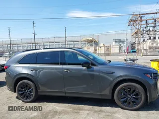 2025 Mazda CX-90 Premium Sport z VIN JM3KKCHAXS1206996, wystawiony jako IAAI lot #42086590 z przebiegiem 4 294 mil mil oraz . Historia ofert i sprzedaży dostępna na DreamBid. Obrazek 13.