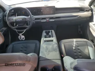 2024 Kia EV9 Wind z VIN KNDAFFS59R6019459, wystawiony jako Copart lot #71760424 z przebiegiem 46 888 mil mil oraz Szkody całkowita. Historia ofert i sprzedaży dostępna na DreamBid. Obrazek 8.