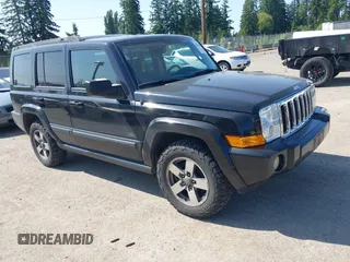 2008 Jeep Commander Sport z VIN 1J8HH48K28C180481, wystawiony jako IAAI lot #42402789 z przebiegiem 215 404 mil mil oraz . Historia ofert i sprzedaży dostępna na DreamBid. Obrazek 1.