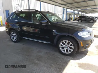 2013 BMW X5 xDrive35i z VIN 5UXZV4C56D0E11871, wystawiony jako Copart lot #58247665 z przebiegiem 136 874 mil mil oraz Szkoda całkowita • Salvage title. Historia ofert i sprzedaży dostępna na DreamBid. Obrazek 4.