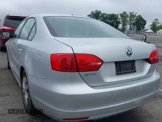 2014 Volkswagen Jetta S z VIN 3VW2K7AJ7EM217758, wystawiony jako IAAI lot #42461868 z przebiegiem 141 962 mil mil oraz . Historia ofert i sprzedaży dostępna na DreamBid. Obrazek 3.