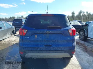 2019 Ford Escape SE z VIN 1FMCU9GD6KUA26821, wystawiony jako IAAI lot #41615726 z przebiegiem 98 071 mil mil oraz . Historia ofert i sprzedaży dostępna na DreamBid. Obrazek 16.