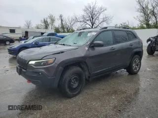 2020 Jeep Cherokee Trailhawk z VIN 1C4PJMBX1LD504003, wystawiony jako Copart lot #51908375 z przebiegiem 164 805 mil mil oraz Szkoda całkowita • Salvage title. Historia ofert i sprzedaży dostępna na DreamBid. Obrazek 1.