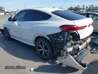 2022 BMW X6 M50i z VIN 5UXCY8C01N9J14882, wystawiony jako IAAI lot #41856966 z przebiegiem 22 893 mil mil oraz . Historia ofert i sprzedaży dostępna na DreamBid. Obrazek 3.