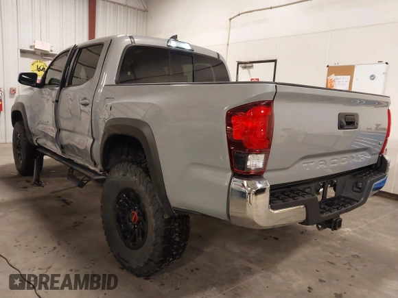 2019 Toyota Tacoma SR z VIN 3TMCZ5AN1KM232360, wystawiony jako IAAI lot #42006355 z przebiegiem 133 909 mil mil oraz . Historia ofert i sprzedaży dostępna na DreamBid. Obrazek 3.
