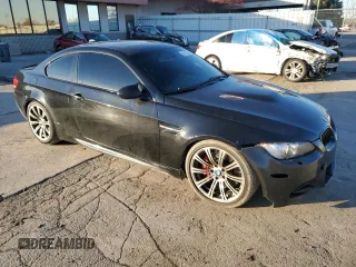 2010 BMW M3 z VIN WBSWD9C59AP363375, wystawiony jako Copart lot #82817564 z przebiegiem 130 714 mil mil oraz Czysty tytuł • Clean title. Historia ofert i sprzedaży dostępna na DreamBid. Obrazek 4.