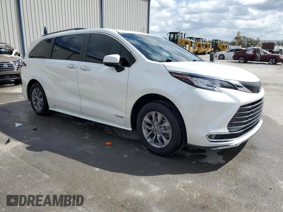 2021 Toyota Sienna XLE with VIN 5TDYRKEC0MS061455, listed as a Copart auction lot 47633565 with 64,782 mi miles and Salvage Title. Bid and sale history available at carsss.com. Image 4.