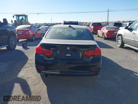 2018 BMW 3 Series 320i xDrive z VIN WBA8A3C52JA494542, wystawiony jako IAAI lot #41371426 z przebiegiem Nie podano mil oraz . Historia ofert i sprzedaży dostępna na DreamBid. Obrazek 16.