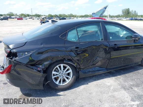 2025 Toyota Camry LE z VIN 4T1DAACK5SU071607, wystawiony jako IAAI lot #42377715 z przebiegiem Nie podano mil oraz . Historia ofert i sprzedaży dostępna na DreamBid. Obrazek 18.