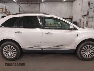 2014 Lincoln MKX z VIN 2LMDJ8JK7EBL18541, wystawiony jako IAAI lot #41684416 z przebiegiem 121 568 mil mil oraz . Historia ofert i sprzedaży dostępna na DreamBid. Obrazek 14.