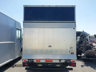 2017 Ford Transit z VIN 1FDBF9ZM9HKB18836, wystawiony jako IAAI lot #42311325 z przebiegiem 172 466 mil mil oraz . Historia ofert i sprzedaży dostępna na DreamBid. Obrazek 16.