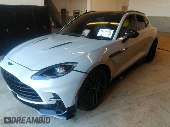 2023 Aston Martin DBX 707 z VIN SD7VUJBW2PTV05712, wystawiony jako IAAI lot #40673188 z przebiegiem 4702 mil mil oraz . Historia ofert i sprzedaży dostępna na DreamBid. Obrazek 2.