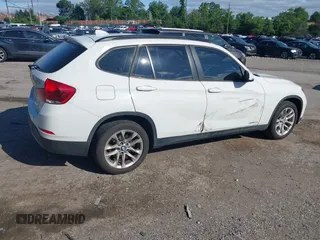2015 BMW X1 xDrive28i z VIN WBAVL1C58FVY33290, wystawiony jako IAAI lot #42240651 z przebiegiem 81 646 mil mil oraz . Historia ofert i sprzedaży dostępna na DreamBid. Obrazek 4.